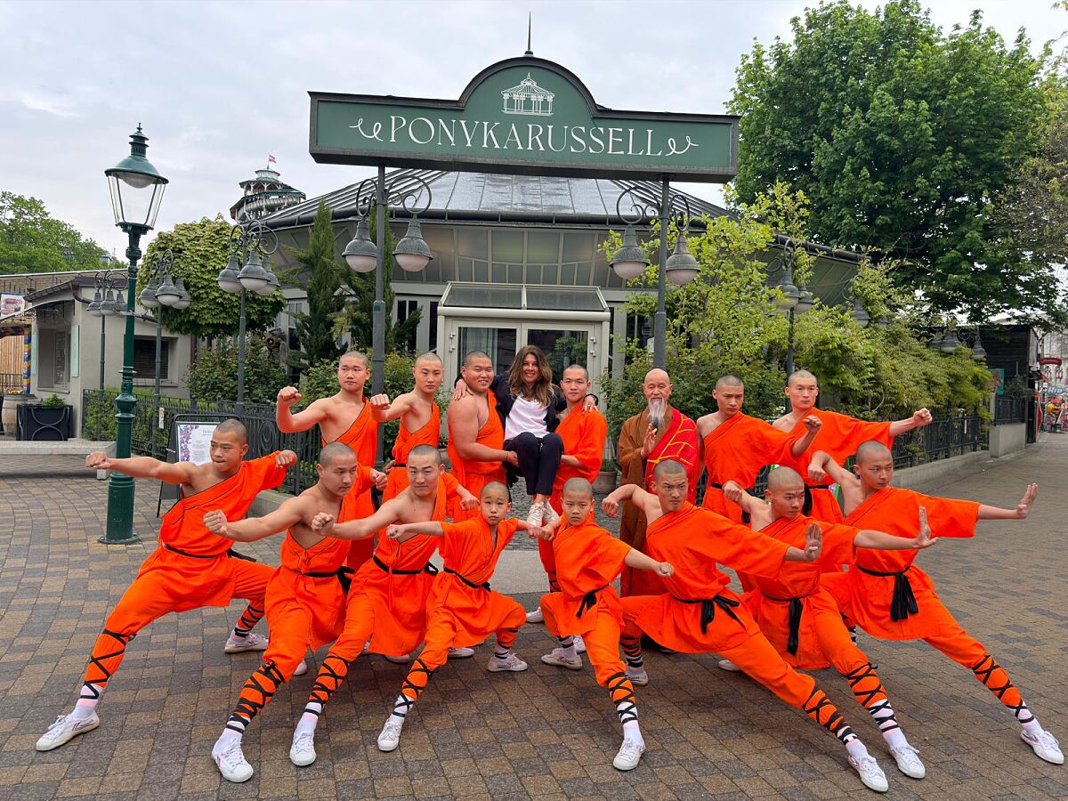 Shaolin Mönche im Ponykarussell