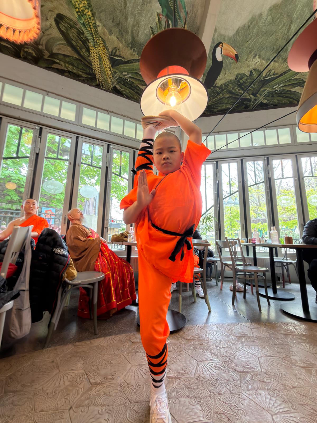 Shaolin Mönche im Ponykarussell