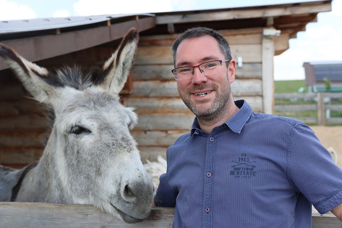 Roger Seunig auf Merlins Farm in der Family City 