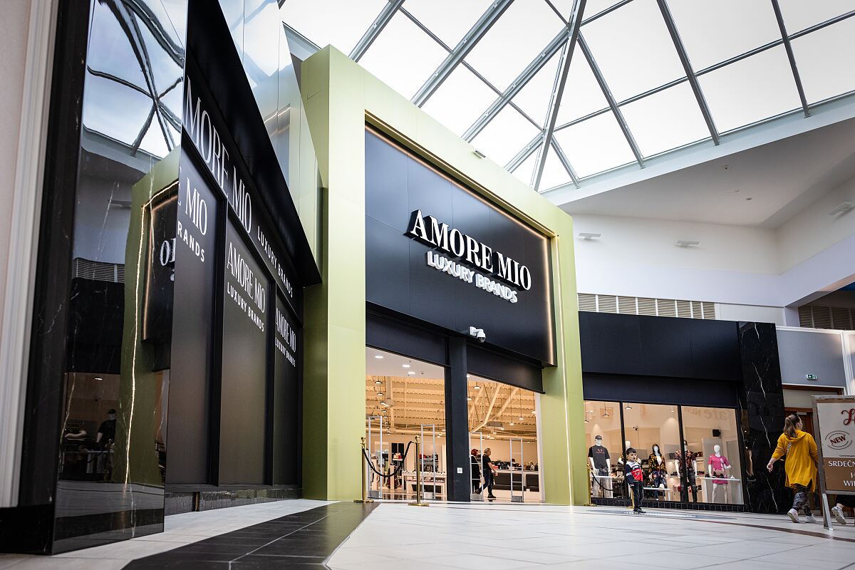AMORE MIO - der neue Luxus-Store im FREEPORT Outlet bietet Top‑Brands und starke Sommer-Discounts.