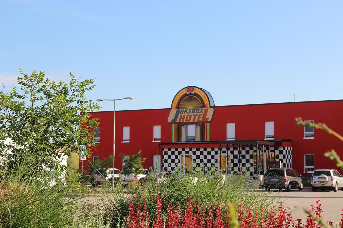 Family City - Jukebox Hotel